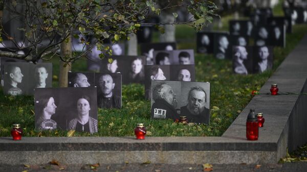 Плиты с фотографиями репрессированных в Саду памяти на Бутовском полигоне в День памяти жертв политических репрессий