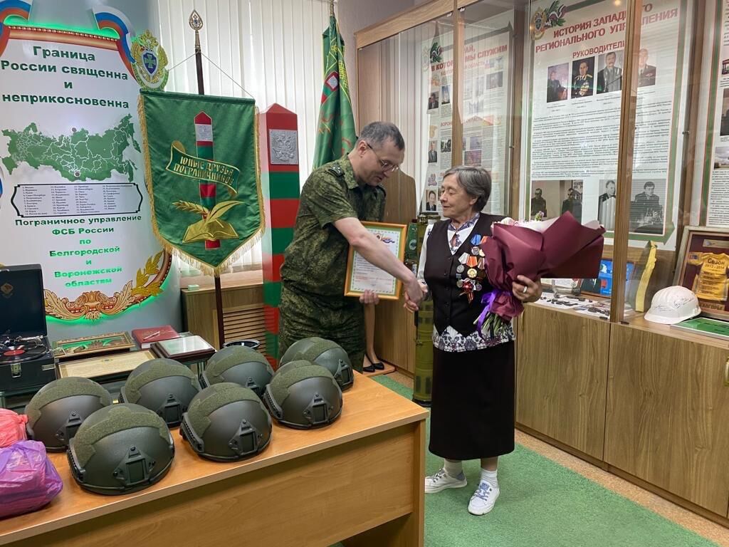 Вручение грамоты за помощь в приобретении касок - РИА Новости, 1920, 27.10.2023