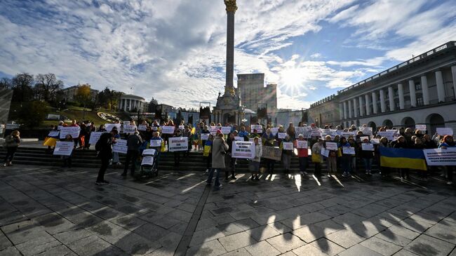 Участники митинга с требованием провести демобилизацию военнослужащих ВСУ