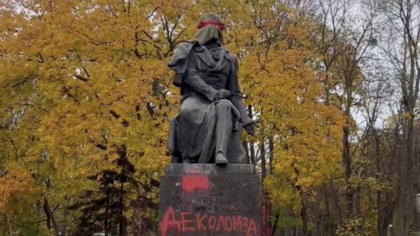 Оскверненный памятник русскому поэту Александру Пушкину в Киеве. Кадр видео