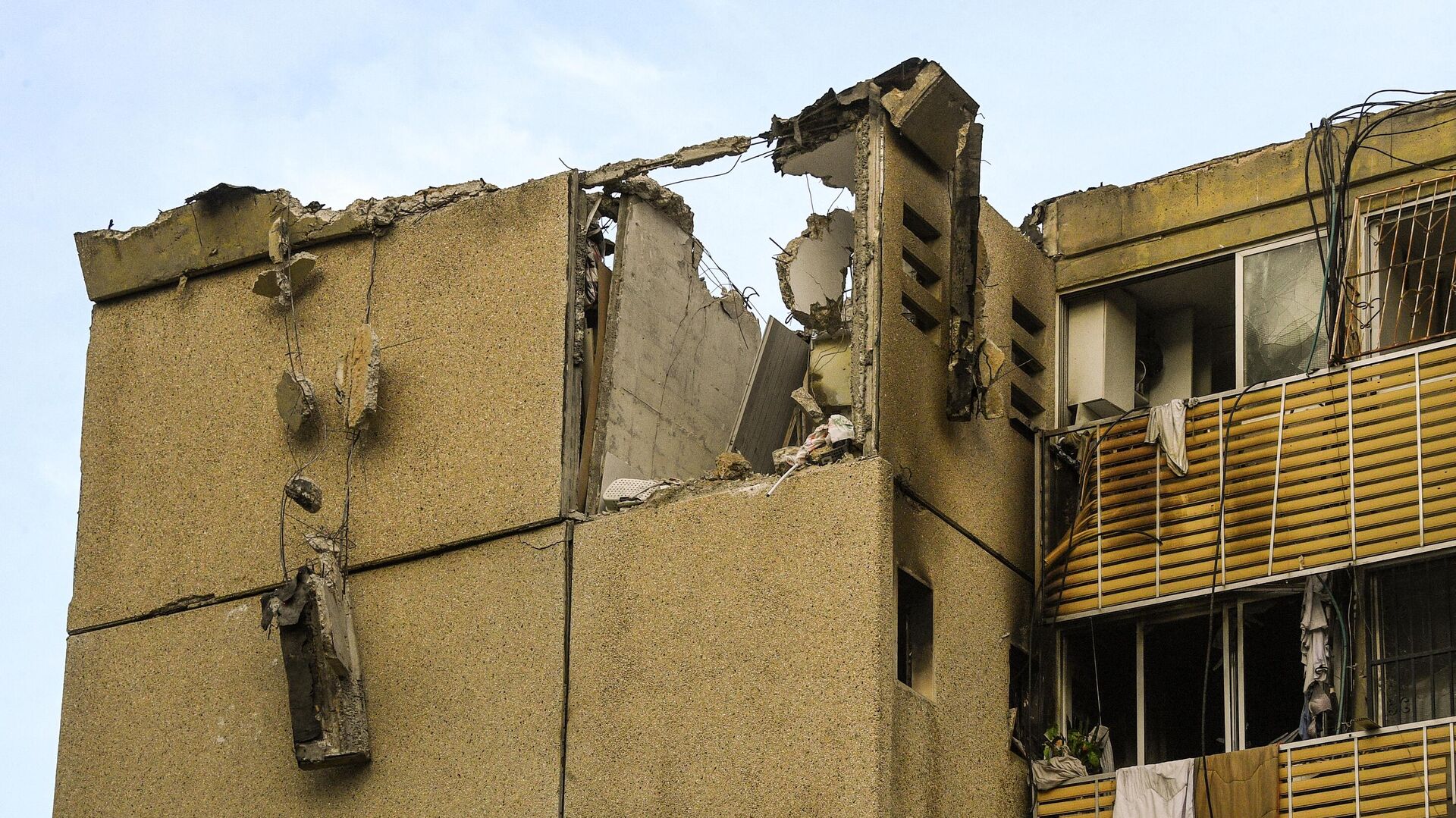 Жилой дом в Тель-Авиве, поврежденный в результате обстрела со стороны сектора Газа - РИА Новости, 1920, 01.11.2023