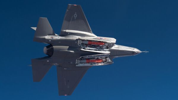 Американский истребитель F-35 с двумя бомбами В61-12