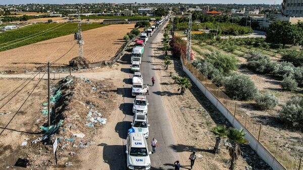 Автомобили с гуманитарной помощью на границе сектора Газа