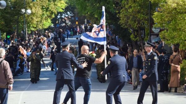 Мужчина с окровавленным израильским флагом пытался пройти на парад в Греции