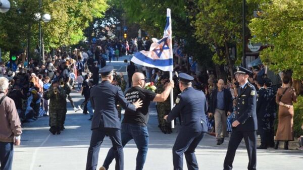 Мужчина с окровавленным израильским флагом пытался пройти на парад в Греции