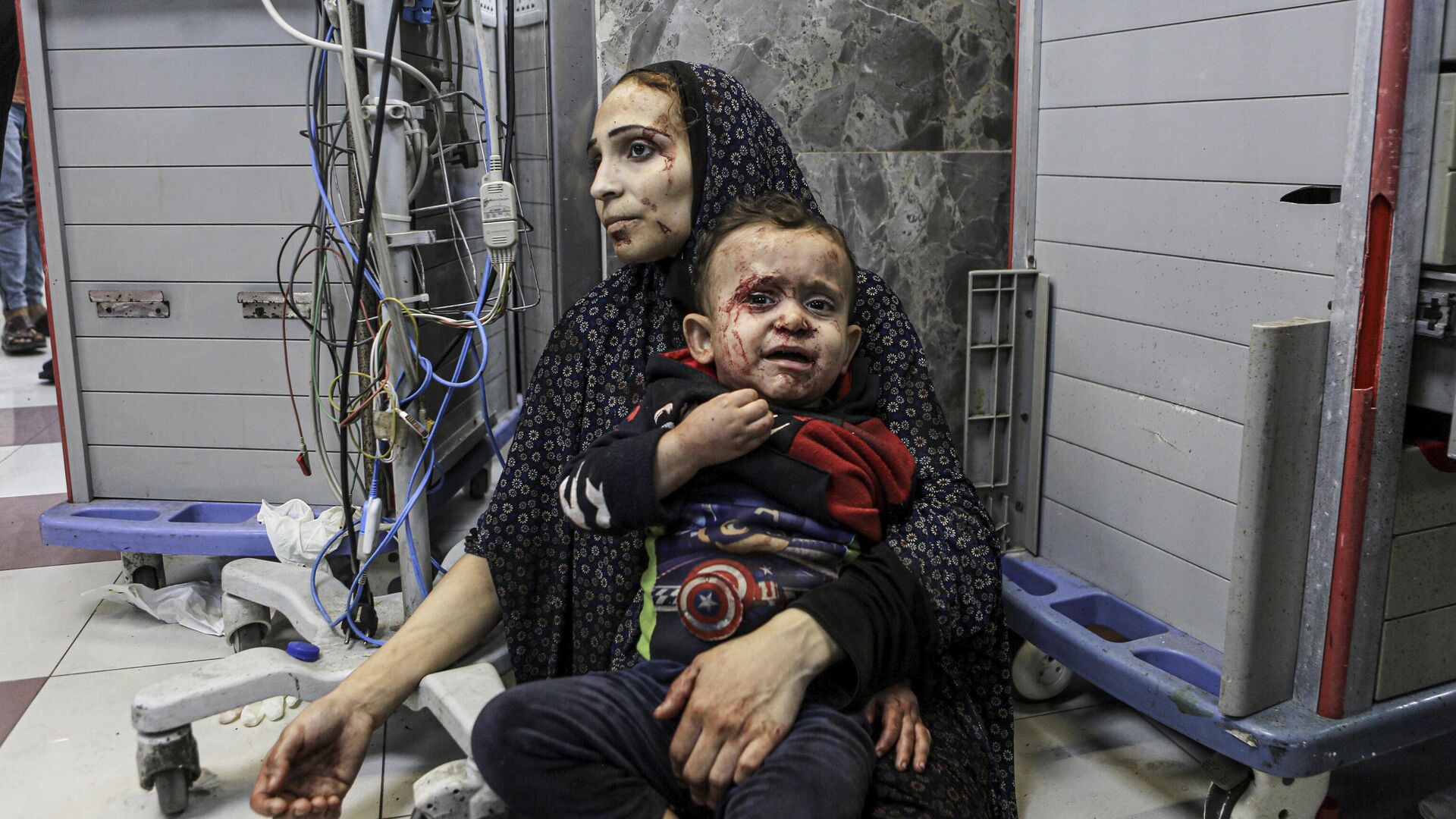 Пострадавшие от израильского обстрела женщина с ребенком в больнице Аль-Шифа в Газе - РИА Новости, 1920, 04.11.2023