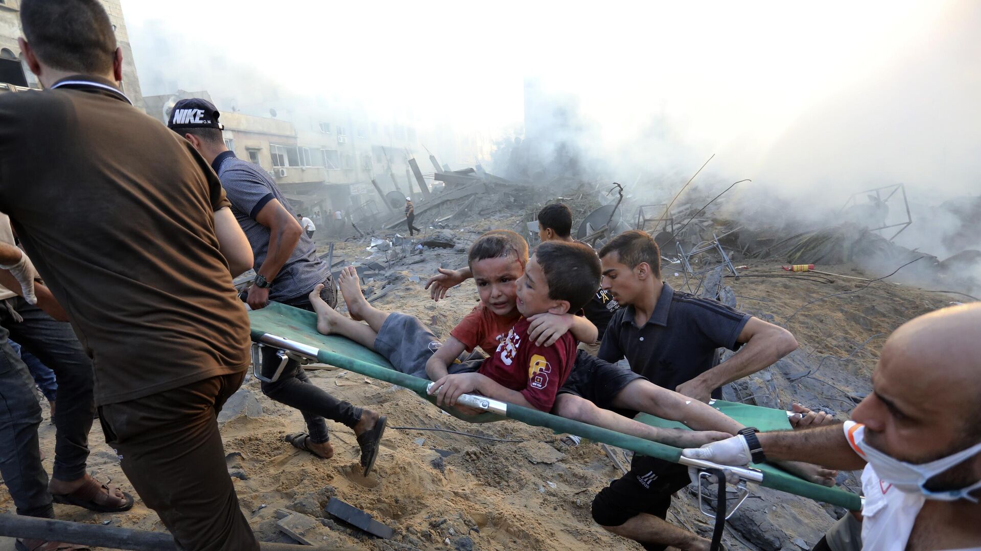 Жители Газы эвакуируют детей, пострадавших в результате авиаудара со стороны Израиля - РИА Новости, 1920, 03.11.2023