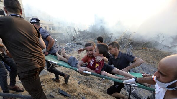 Жители Газы эвакуируют детей, пострадавших в результате авиаудара со стороны Израиля