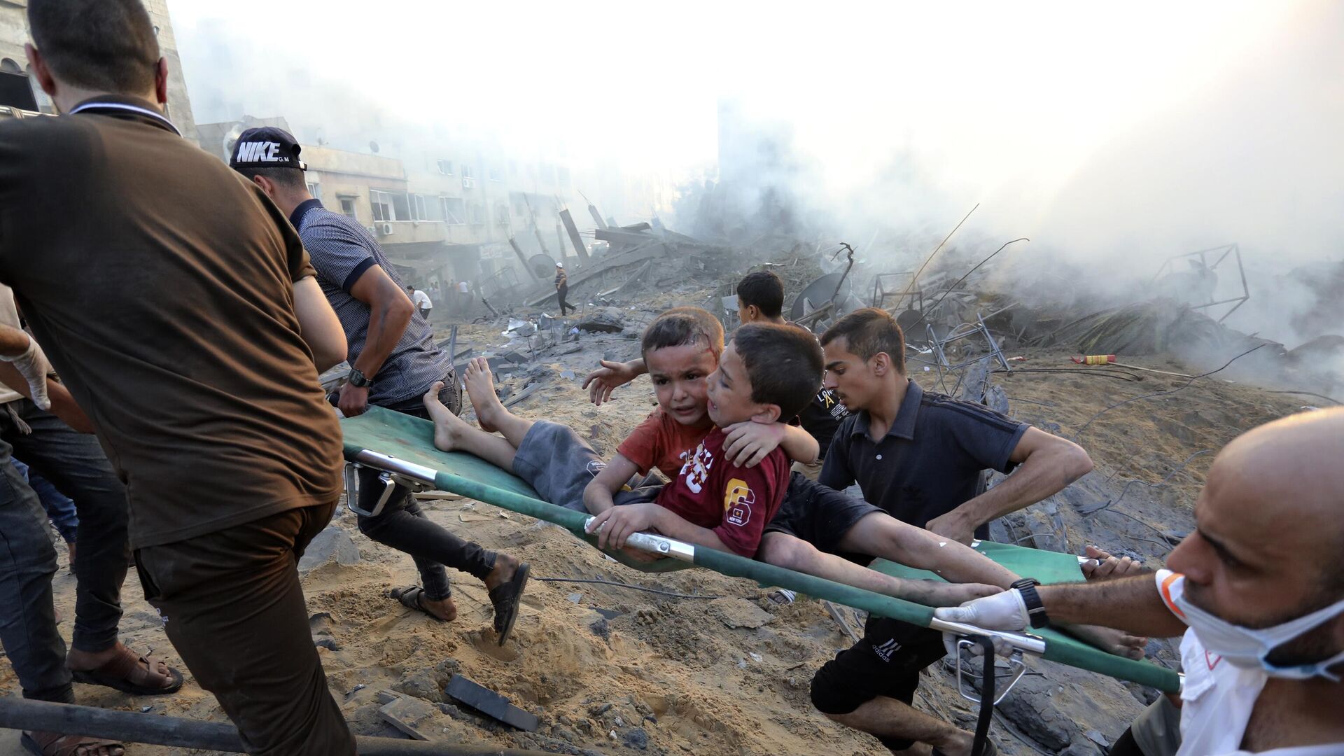Жители Газы эвакуируют детей, пострадавших в результате авиаудара со стороны Израиля - РИА Новости, 1920, 01.11.2023