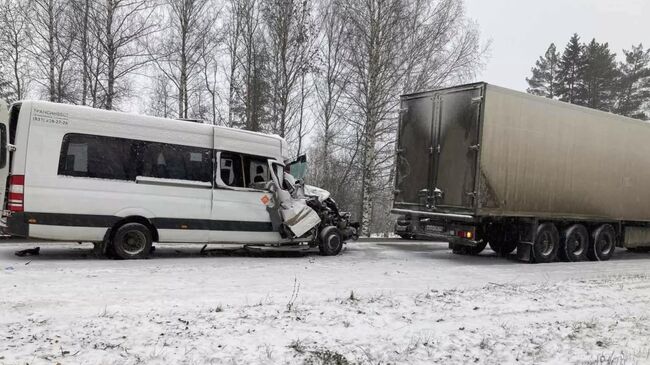 На месте ДТП с участием микроавтобуса и грузовика в Удмуртии