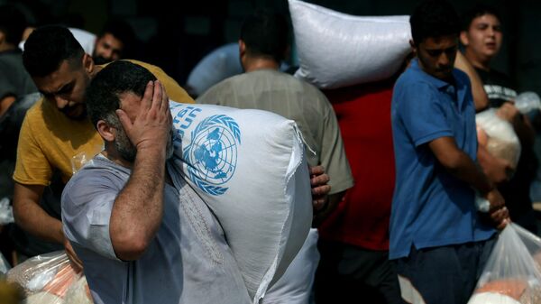 Палестинцы в центре снабжения ООН