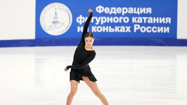 Анна Фролова выступает с произвольной программой в женском одиночном катании на III этапе Гран-при России Красноярье по фигурному катанию в Красноярске.