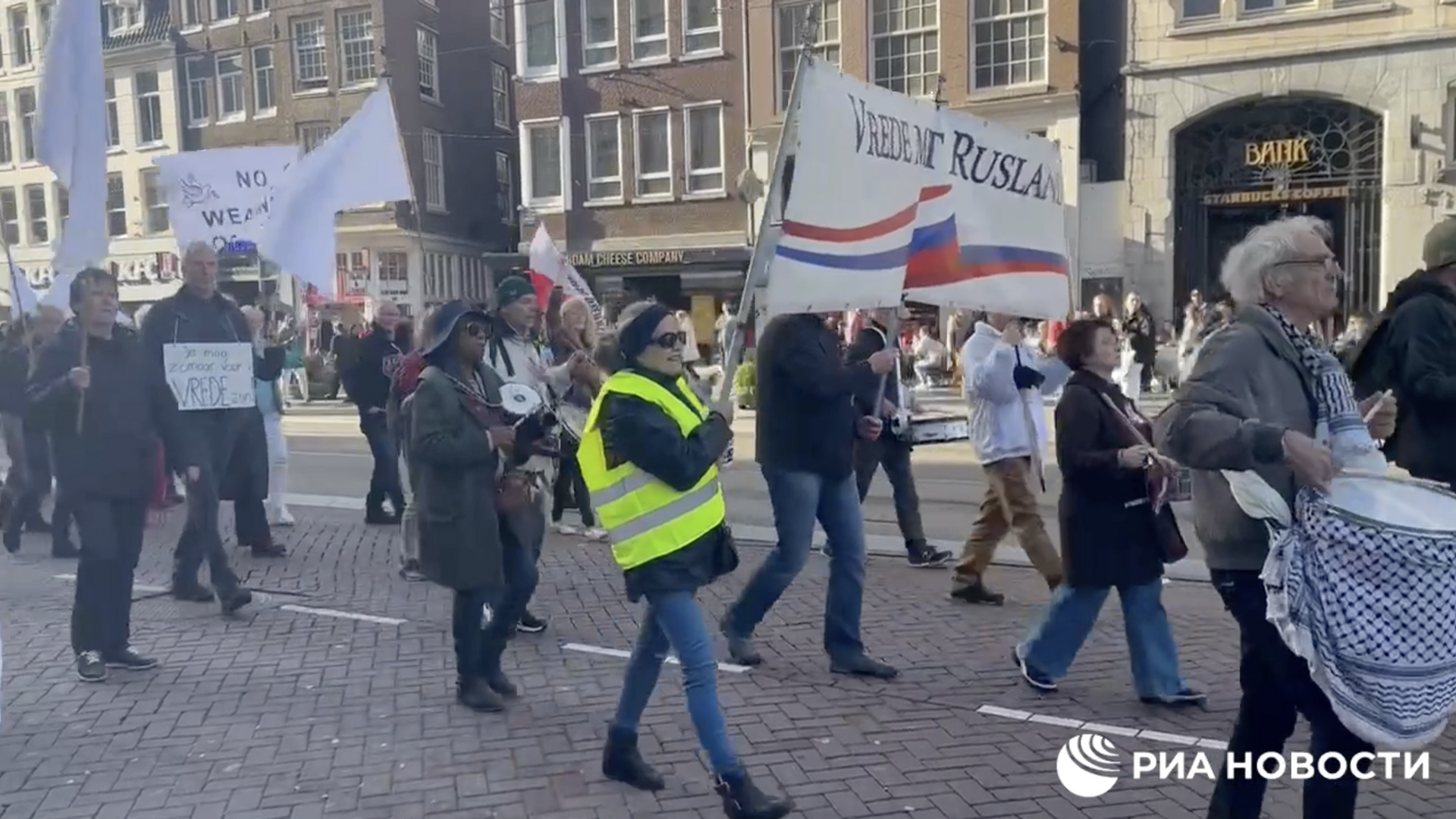  Демонстрацию против поставок оружия западными странами Украине в Амстердаме - РИА Новости, 1920, 25.08.2024