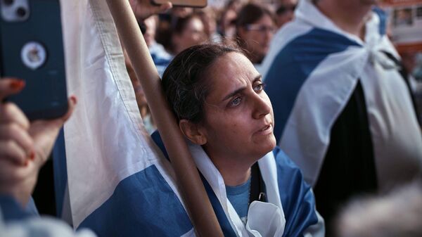 Женщина с флагом Израиля на акции в Нью-Йорке