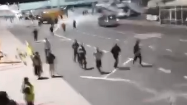 Жители Махачкалы публикуют в соцсетях видео с посторонними на взлетно-посадочной полосе 