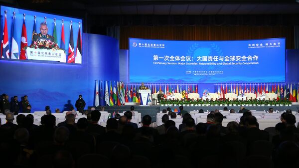 Министр обороны РФ Сергей Шойгу выступает на X Пекинском Сяншаньском форуме. 30 октября 2023