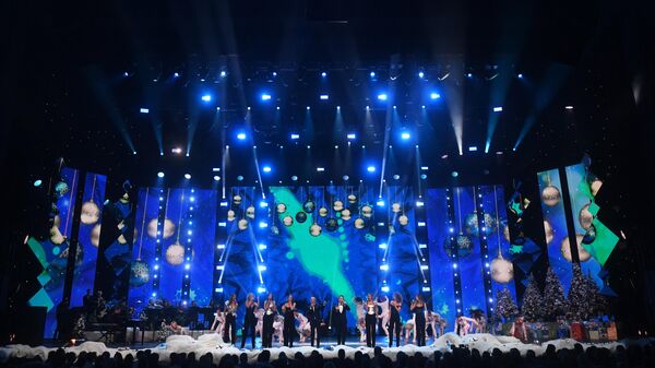 Певцы выступают на праздничном концерте Наш Новый год в Москве