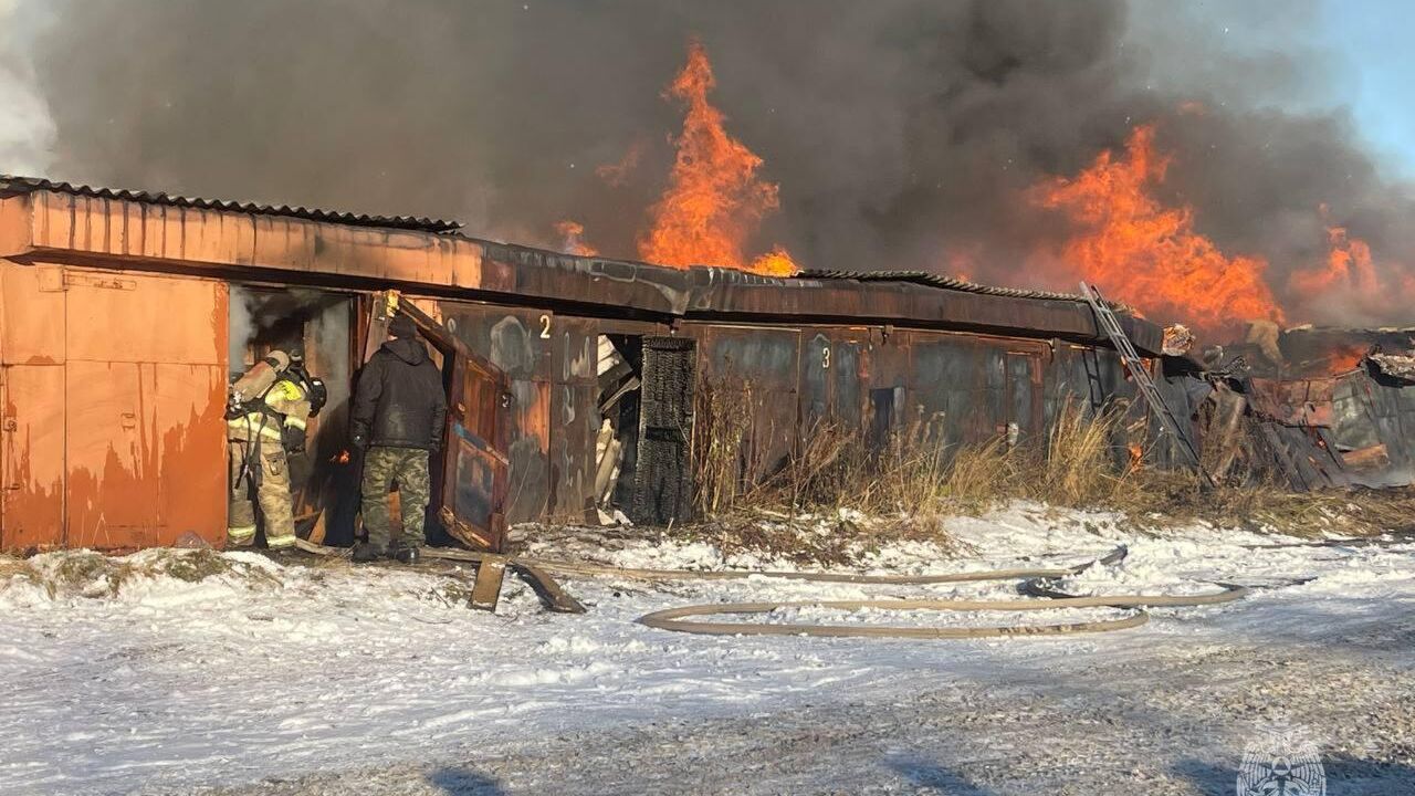 Пожар в гаражном кооперативе в Архангельске. 30 октября 2023 - РИА Новости, 1920, 30.10.2023