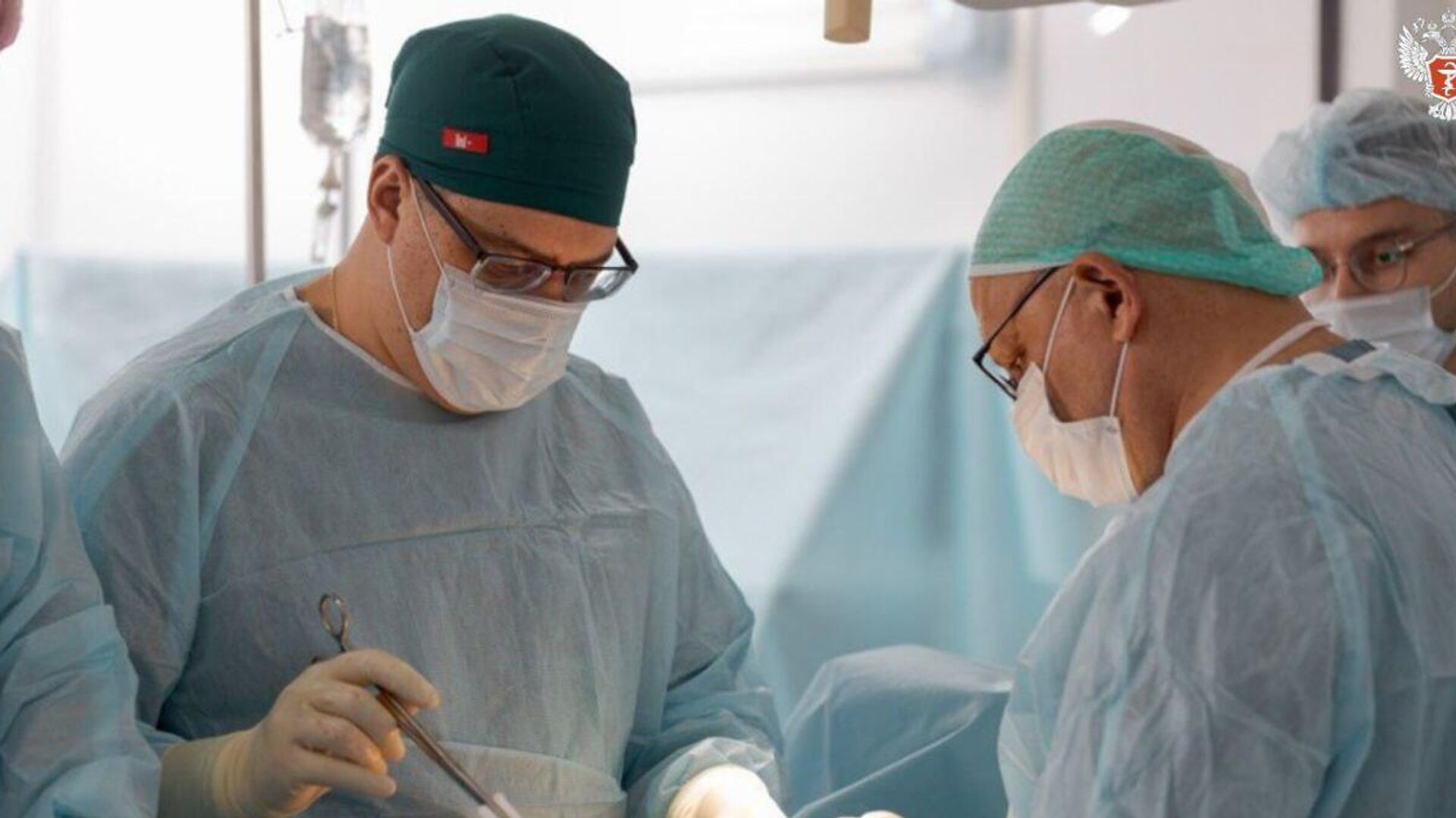 Специалисты онко- и кардиодиспансера проводят операцию пациенту с раком прямой кишки и аневризмой в Чувашии - РИА Новости, 1920, 30.10.2023