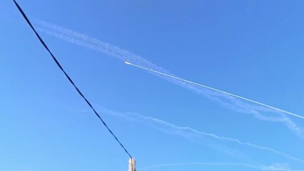 Следы от ракет в небе над Крымом