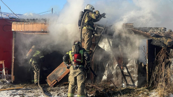 Огнеборцы тушат пожар в гаражном кооперативе в Архангельске. 30 октября 2023