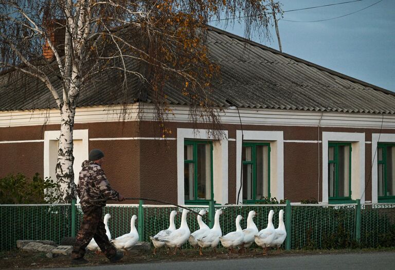 Местный житель в деревне Новониколаевка в Барабинском районе Новосибирской области