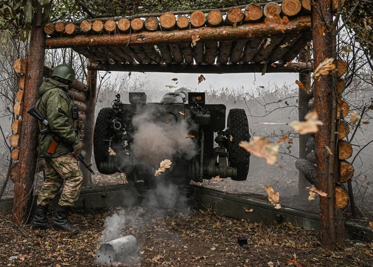 Военнослужащий гаубичного дивизиона мотострелкового полка ЦВО имени участника ВОВ Мугина Нагаева, сформированного и укомплектованного жителями Республики Башкортостана, ведет стрельбу из гаубицы Д-30 по позициям ВСУ на Краснолиманском направлении спецоперации