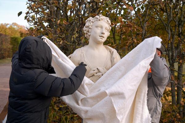 Подготовка скульптур к зимнему периоду в Екатерининском парке ГМЗ Царское село