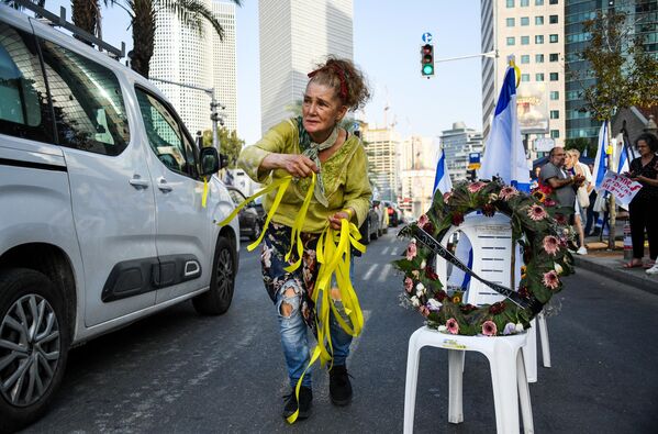 Участница митинга в Тель-Авиве за освобождение удерживаемых ХАМАС в секторе Газа заложников