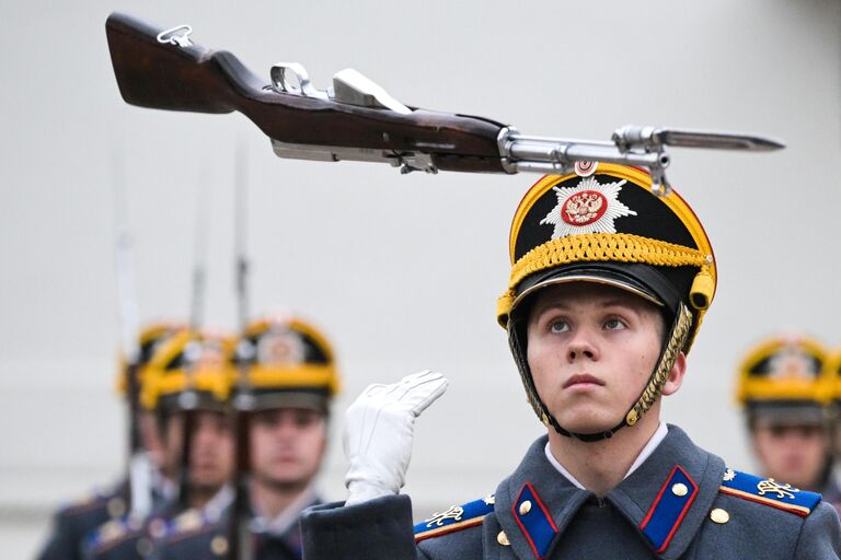 Военнослужащий роты специального караула Президентского полка ФСО России во время церемонии развода пеших и конных караулов на Соборной площади в Кремле