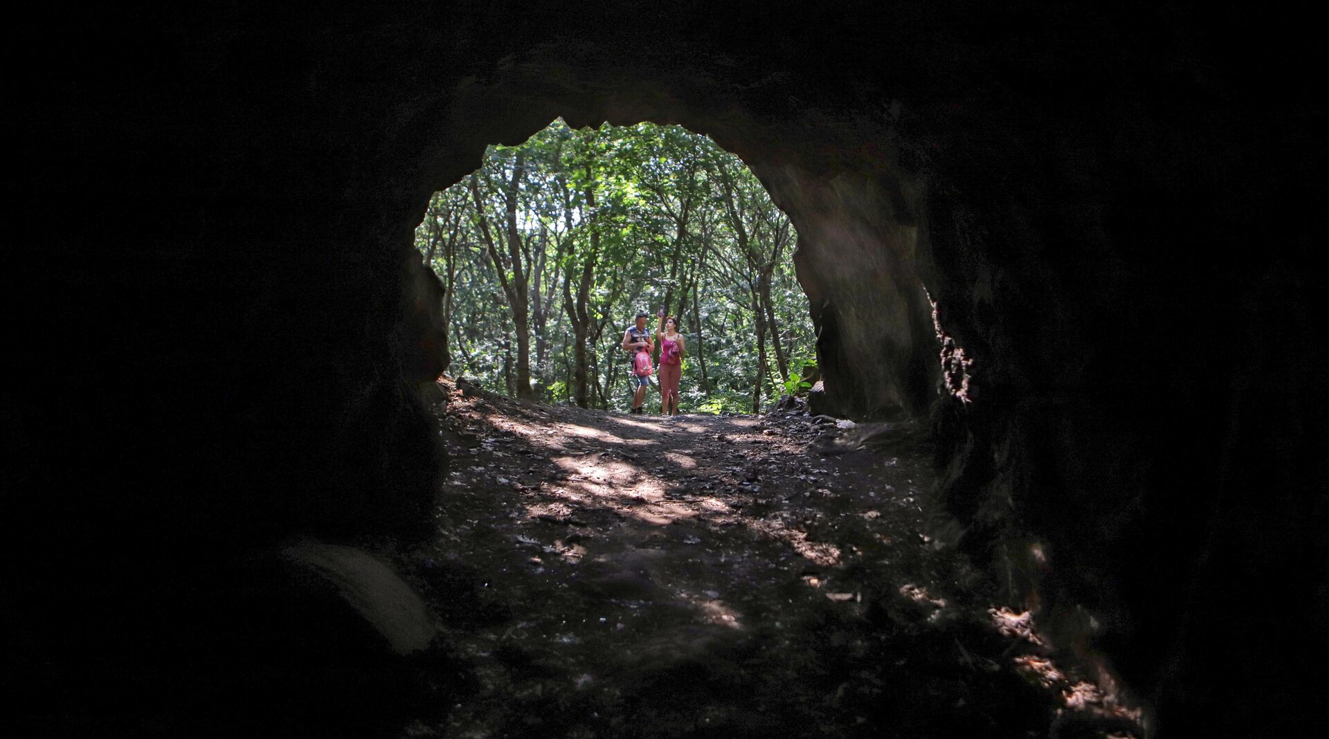 Туристы возле пещеры вечной мерзлоты в горе Развалка в Железноводске - РИА Новости, 1920, 30.10.2023