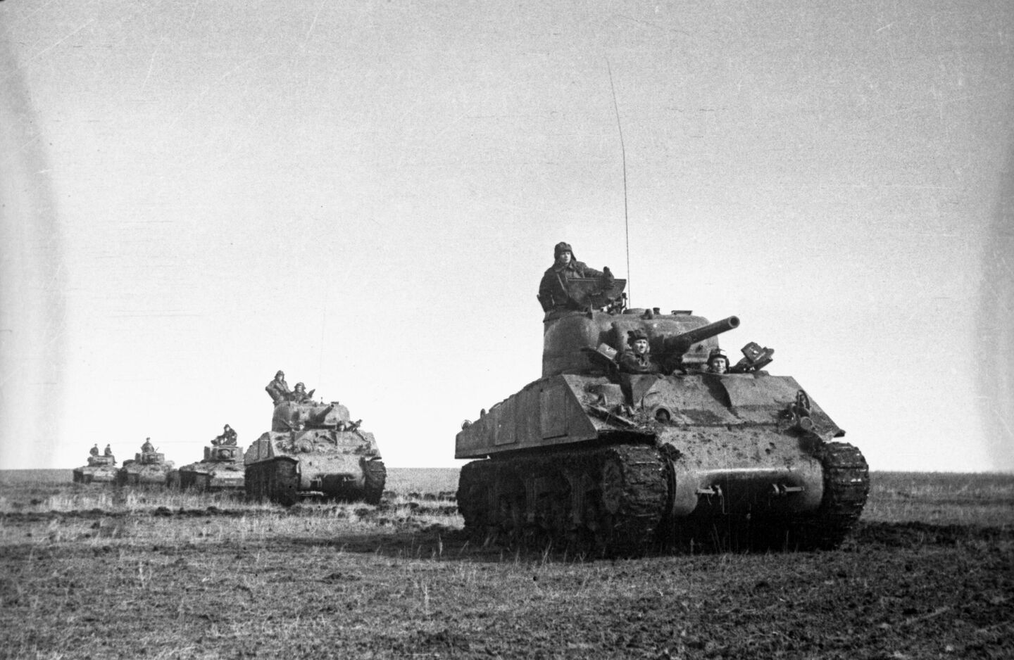 Танки на марше, Украинская ССР, киевская наступательная операция 1943 года