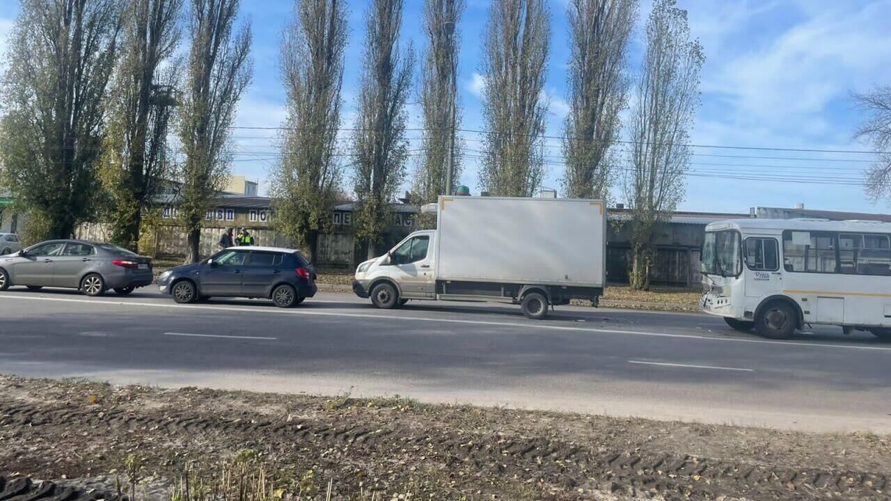 Место ДТП с участием автобуса, грузовика и двух легковушек в Воронеже - РИА Новости, 1920, 30.10.2023