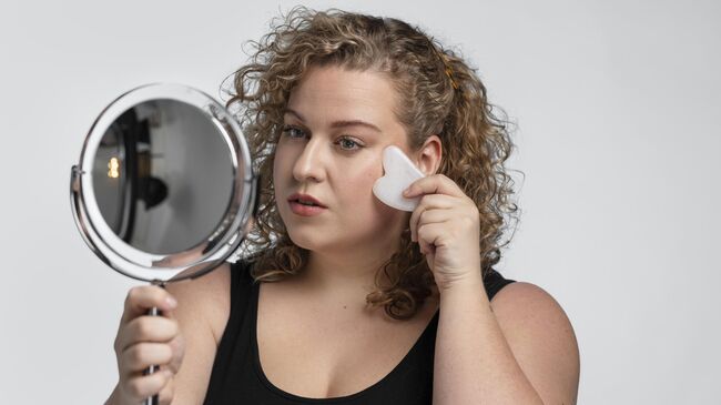 Девушка ухаживает за кожей лица