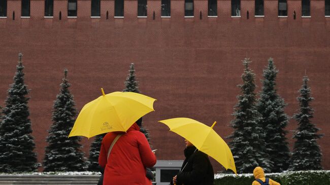 Туристы на Красной площади в Москве