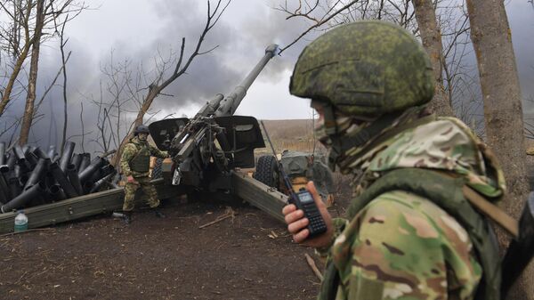 Российский артиллерист ведет огонь из гаубицы Мста-Б