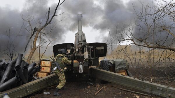 Артиллерист ВС России ведет огонь из 152-мм гаубицы Мста-Б в зоне СВО
