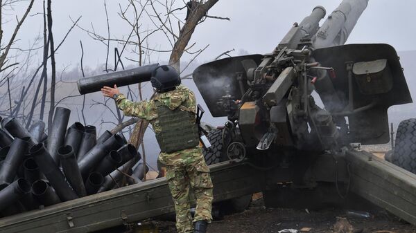 Артиллерист ВС России ведет огонь из 152-мм гаубицы Мста-Б в зоне СВО