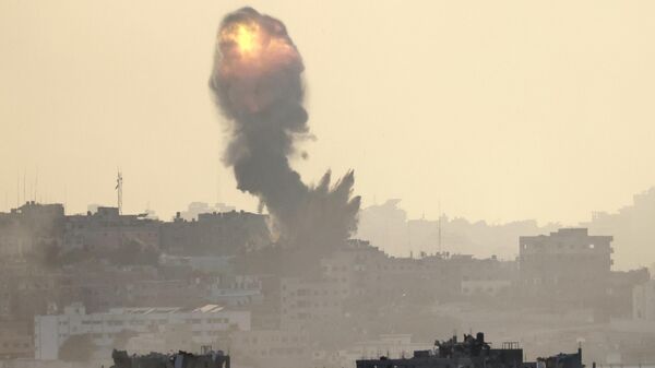 Дым над сектором Газа во время израильской бомбардировки