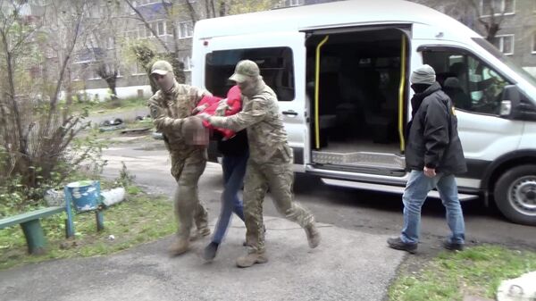Сотрудники ФСБ задержили гражданина России, подозреваемого в госизмене. Кадр видео