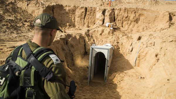Израильский солдат стоит возле туннеля на границе с сектором Газа