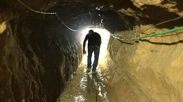 Житель Палестины в туннеле под сектором Газа