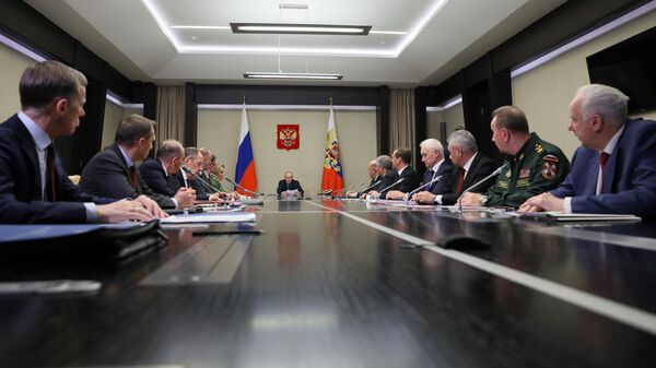 Президент России Владимир Путин проводит совещание с членами Совета безопасности, правительства России и руководством силовых ведомств