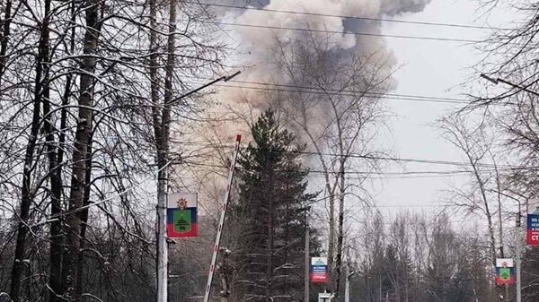 Дым на территории предприятия Соликамский завод Урал в Соликамске