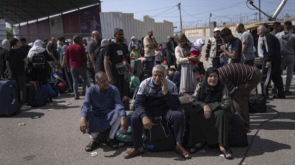 Палестинские беженцы на КПП Рафах на границе сектора Газа и Египта