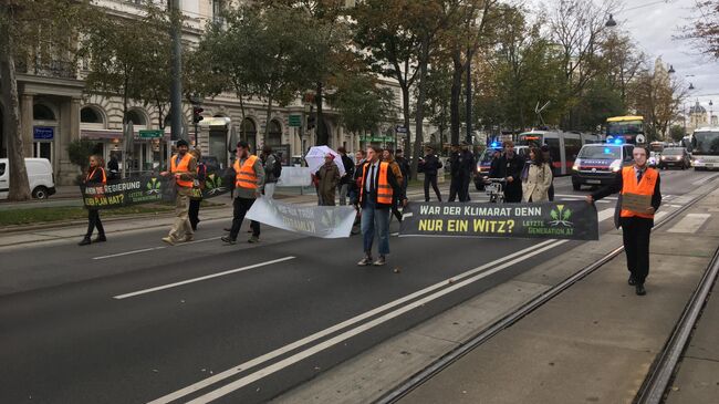 Экоактивисты движения Последнее поколение в центре Вены