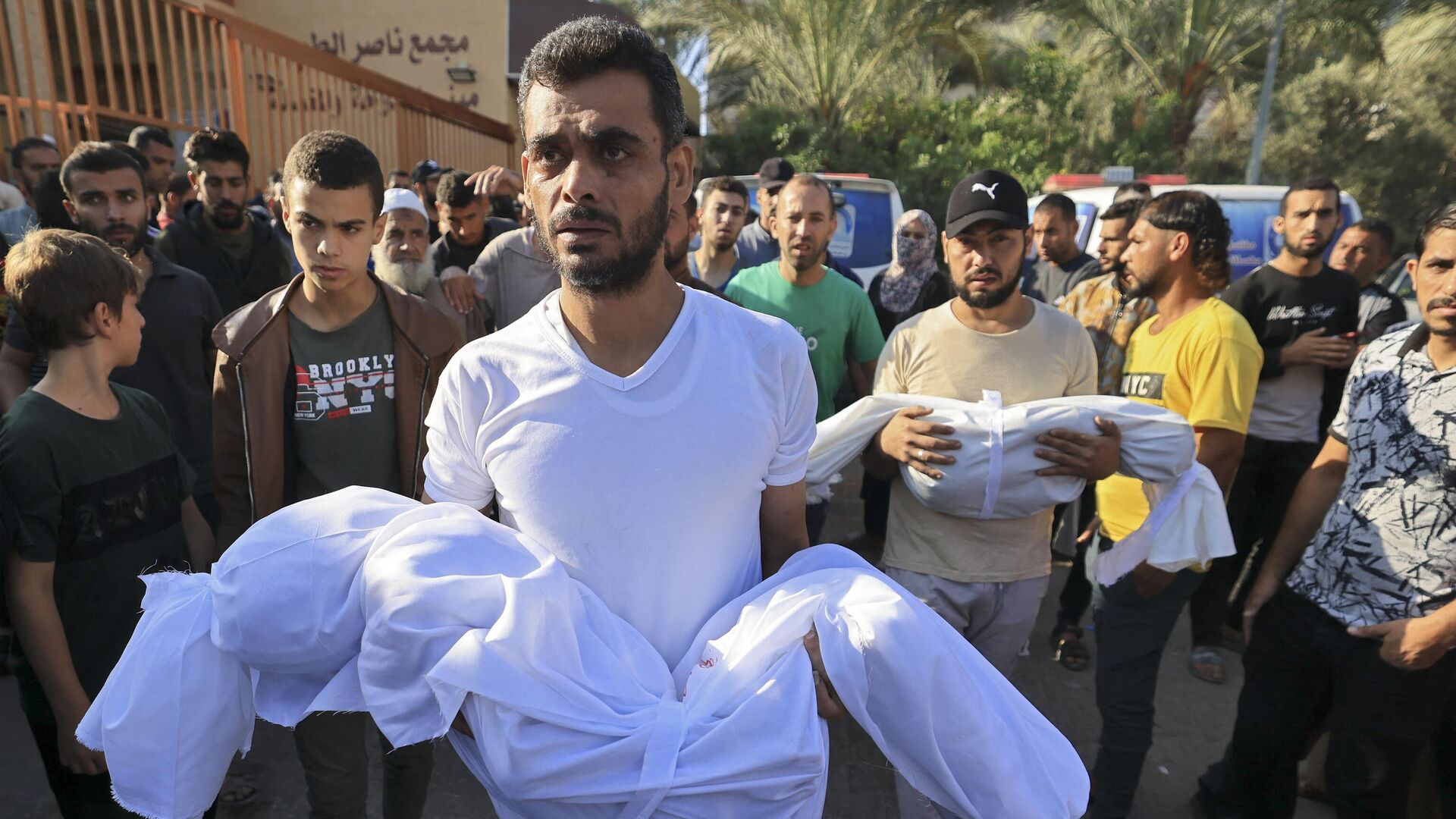 Родители несут тела детей, погибших при обстреле сектора Газа со стороны Израиля - РИА Новости, 1920, 02.11.2023