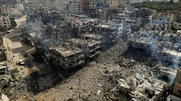 Разрушенные в результате авиаударов Израиля здания в Джебалии