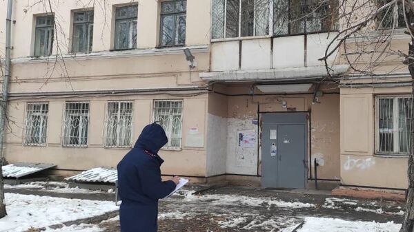 Сотрудник СК РФ рядом с жилым домом в Челябинске, с крыши которого упала глыба снега рядом с несовершеннолетним