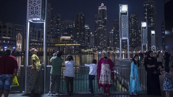 Туристы на набережной у небоскреба Бурдж-Халифа в Дубае